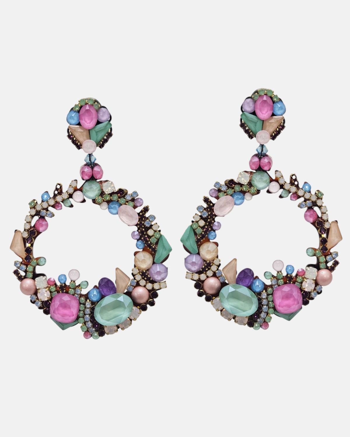 Pendientes de aro artesanales Dublos con pedrería multicolor pastel