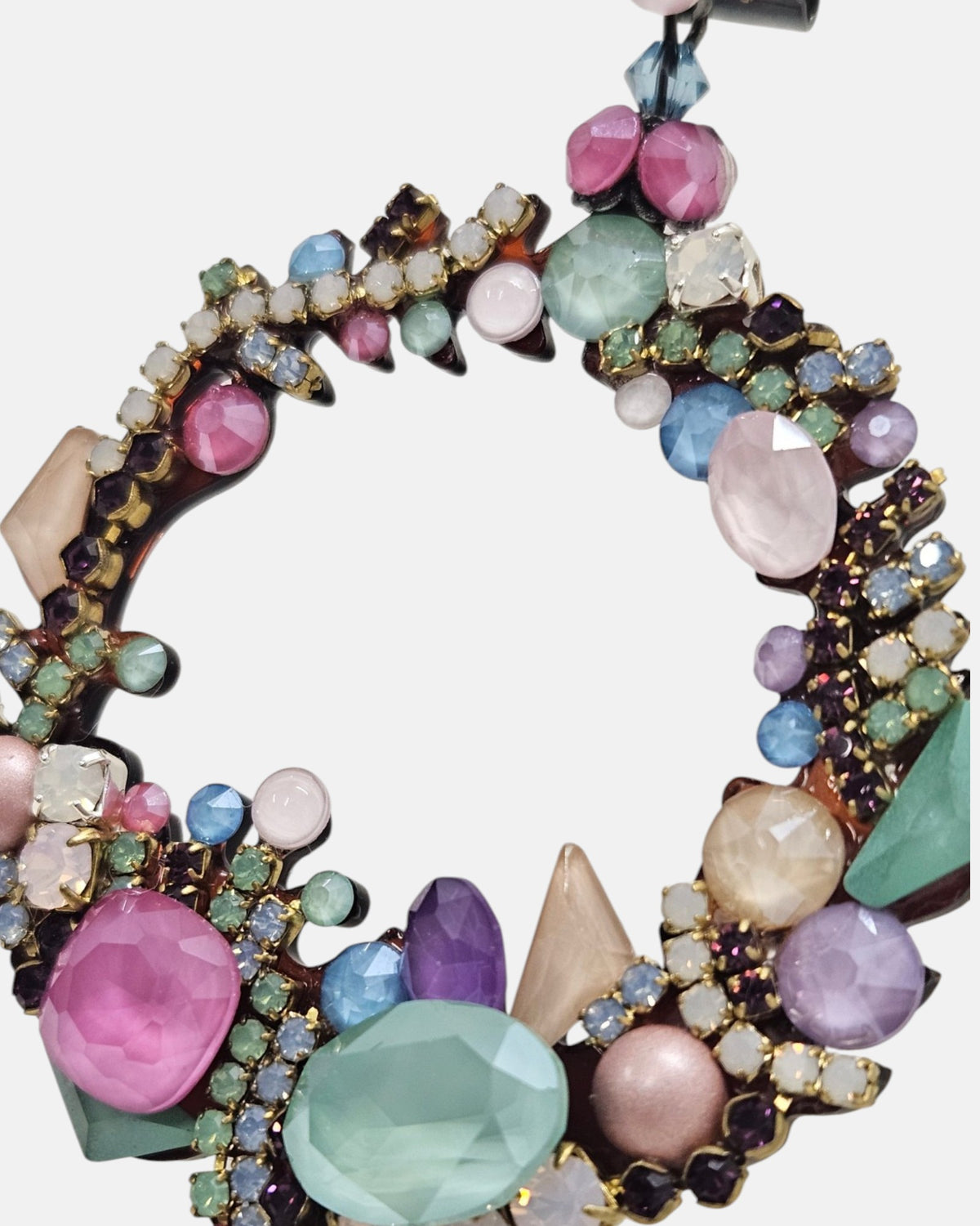 Pendientes de aro artesanales Dublos con pedrería multicolor pastel