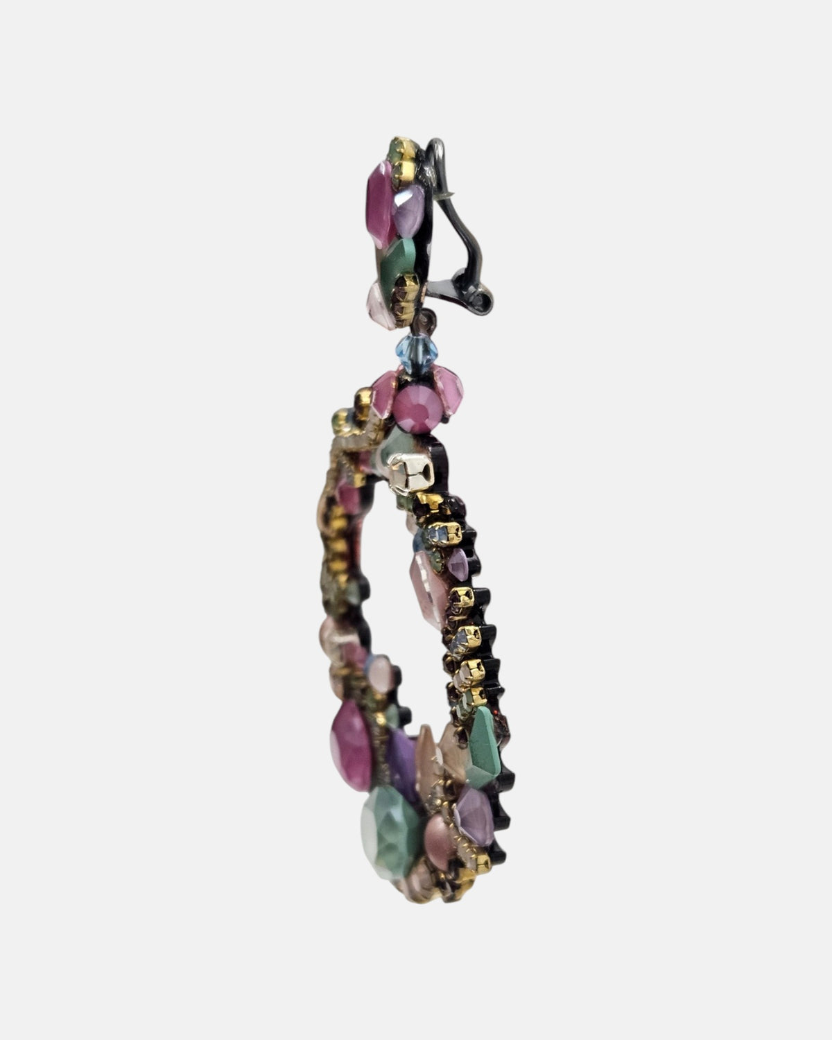 Pendientes de aro artesanales Dublos con pedrería multicolor pastel