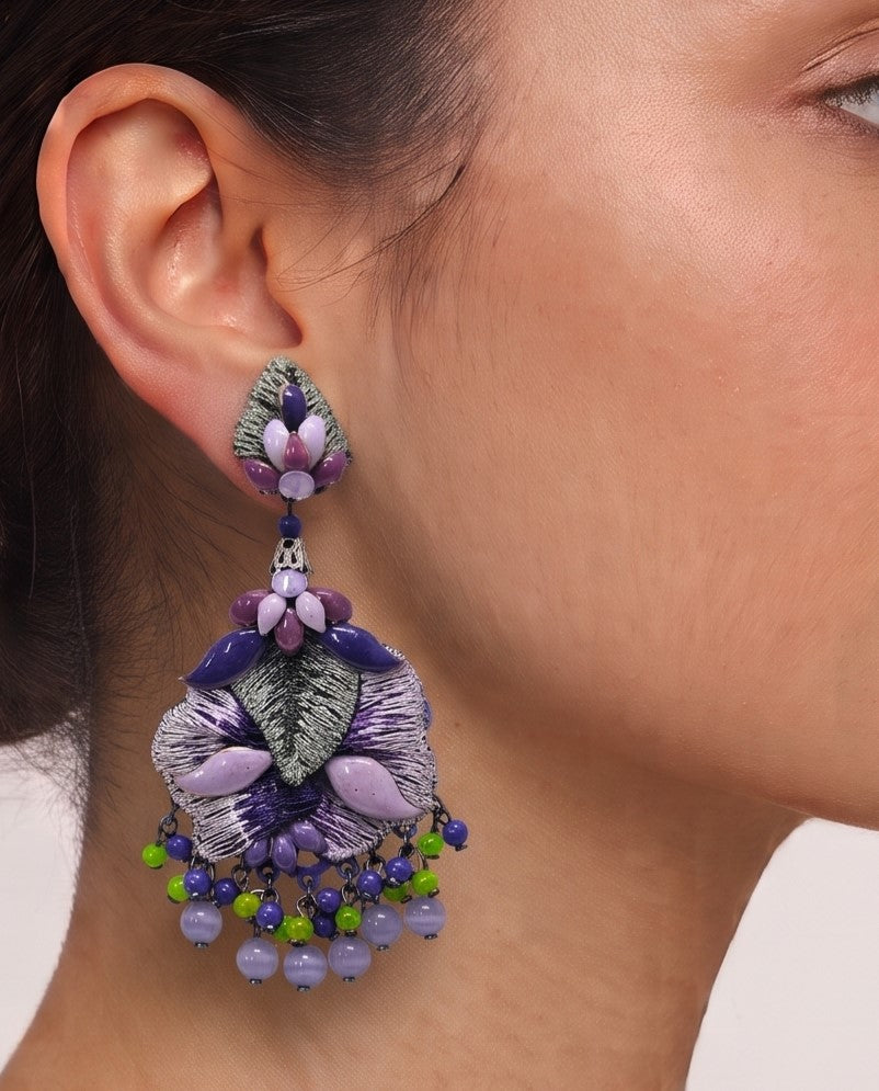 Pendientes de fiesta bordados Dublos en morado y verde lima