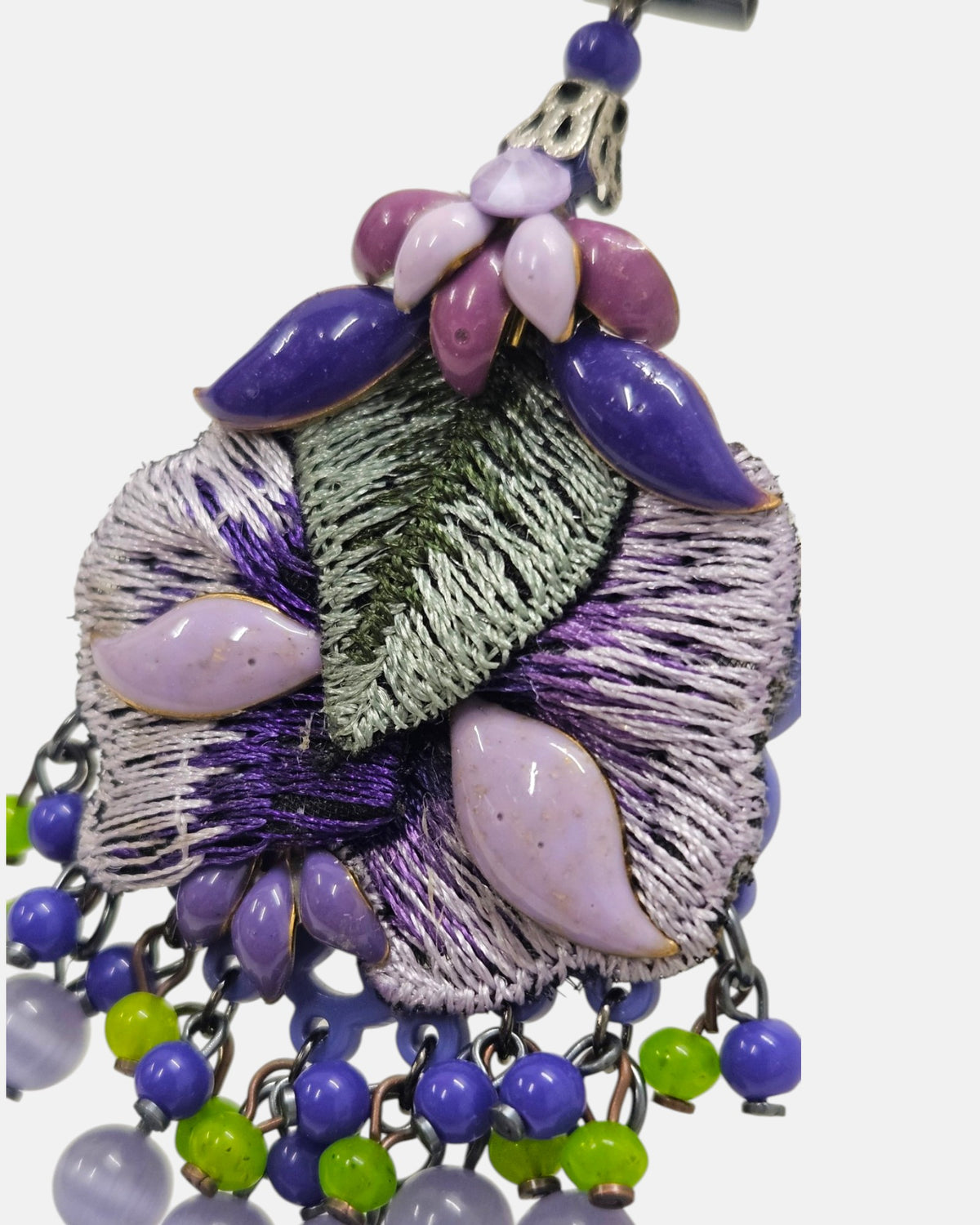 Pendientes de fiesta bordados Dublos en morado y verde lima