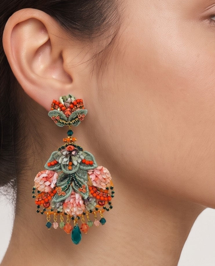 Boucles d’oreilles de fête artisanales brodées de vert et de corail