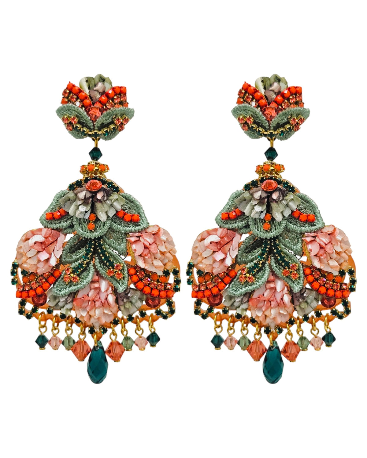 Boucles d’oreilles de fête artisanales brodées de vert et de corail