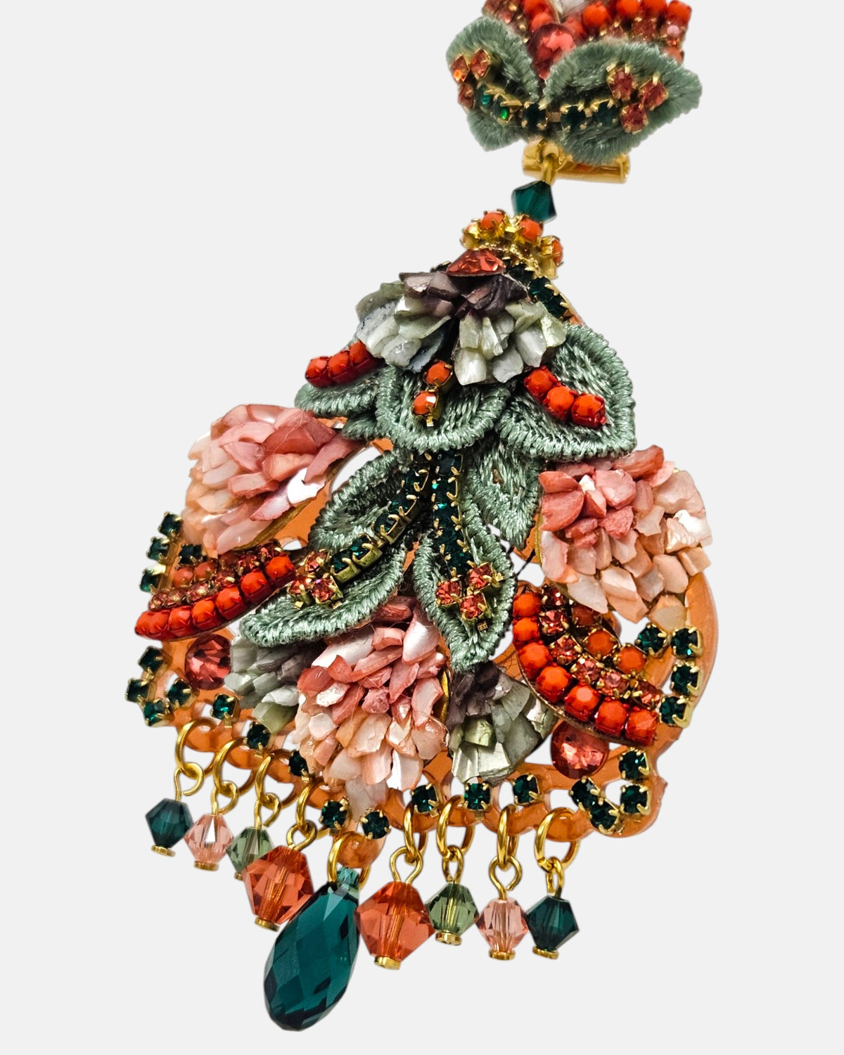 Boucles d’oreilles de fête artisanales brodées de vert et de corail