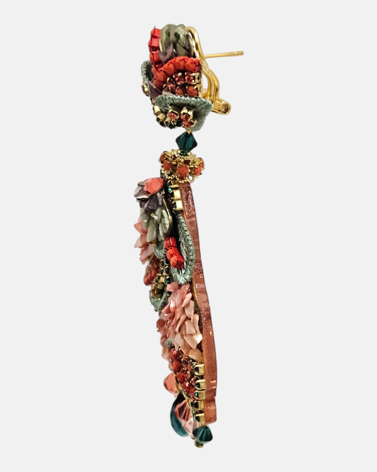 Boucles d’oreilles de fête artisanales brodées de vert et de corail