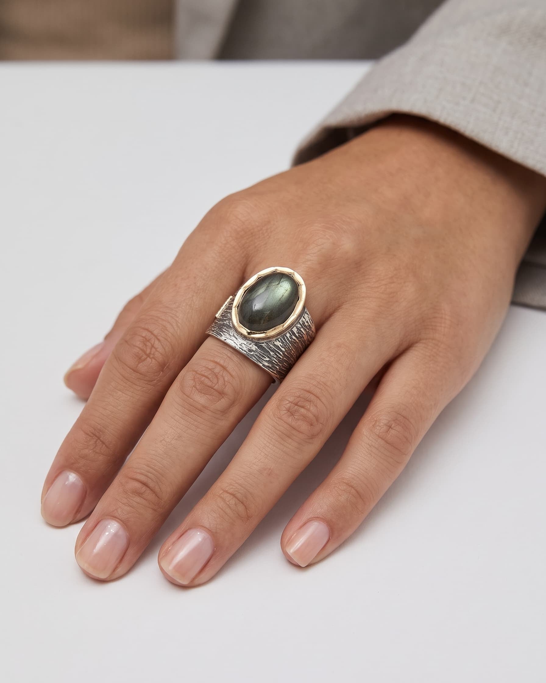 Anillo ancho de plata con labradorita