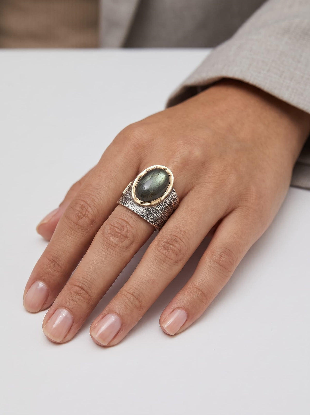 Anillo ancho de plata con labradorita