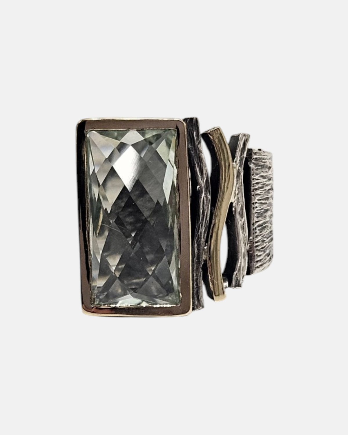 Anillo ancho rectangular con amatista verde