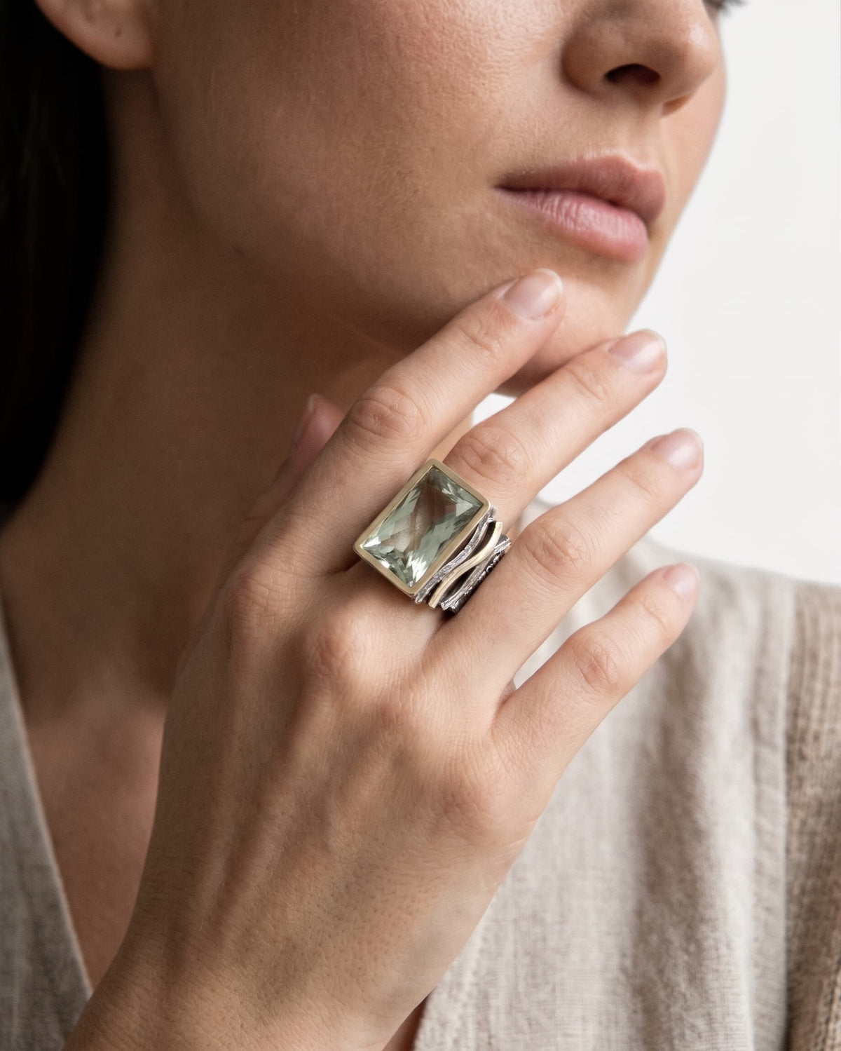 Anillo ancho rectangular con amatista verde