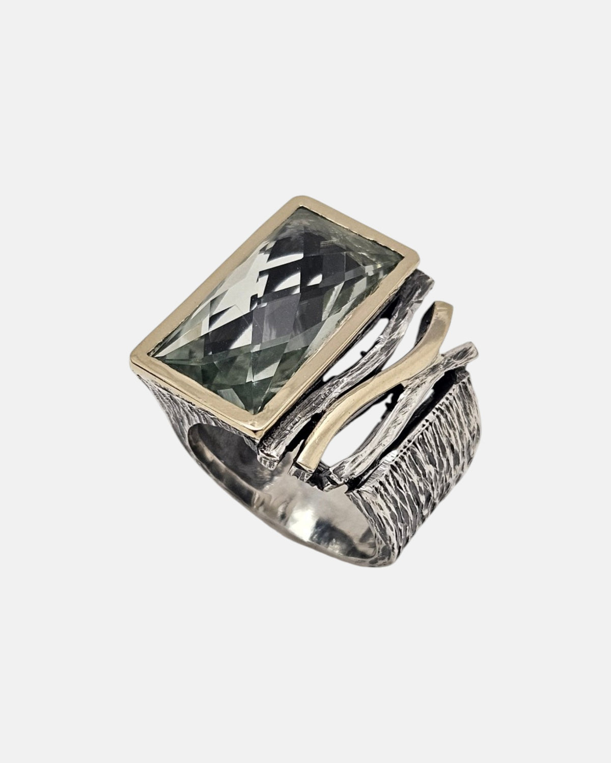 Anillo ancho rectangular con amatista verde