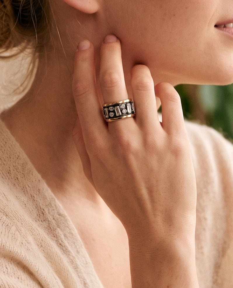Anillo ancho artesanal con circonitas