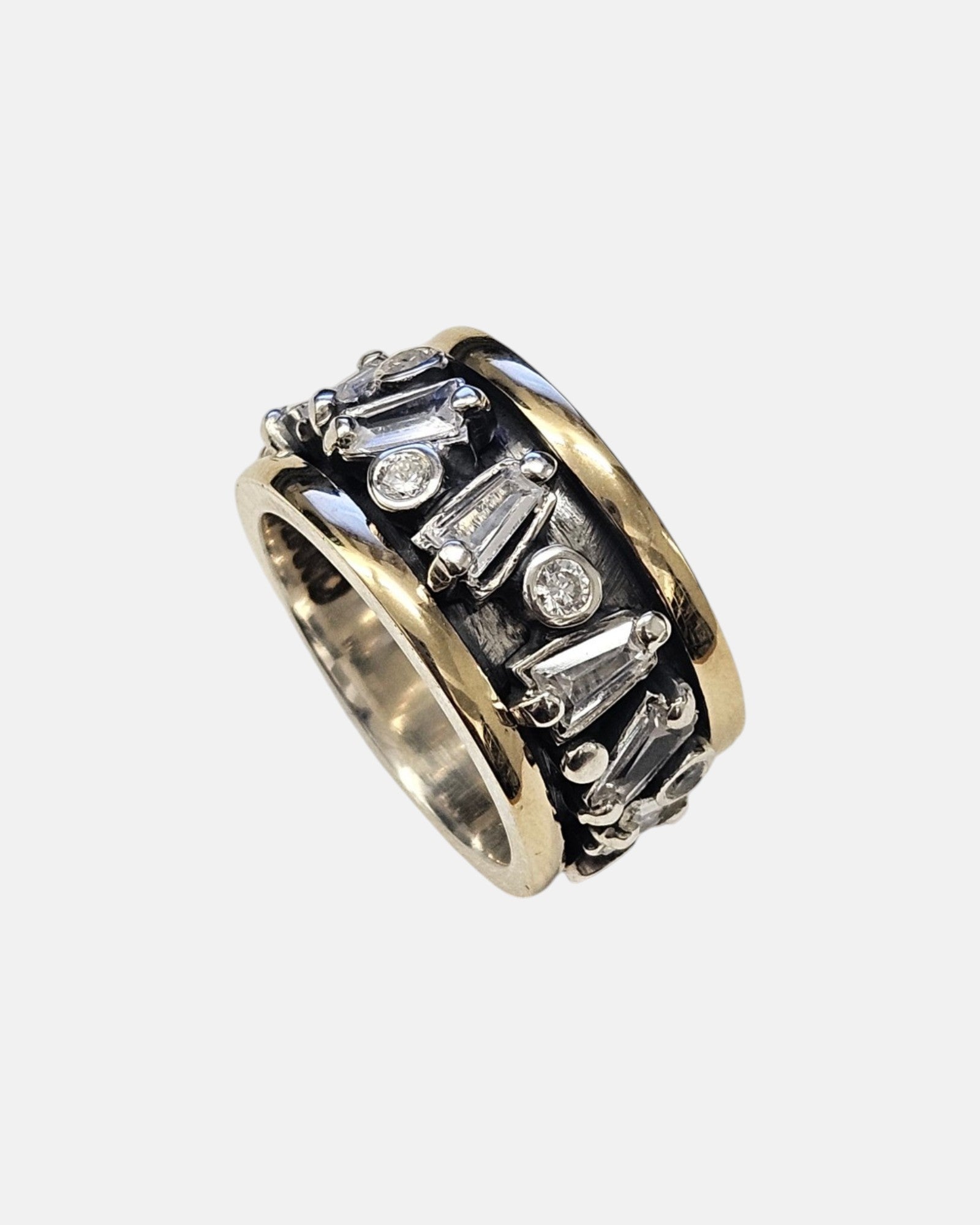 Anillo ancho artesanal con circonitas