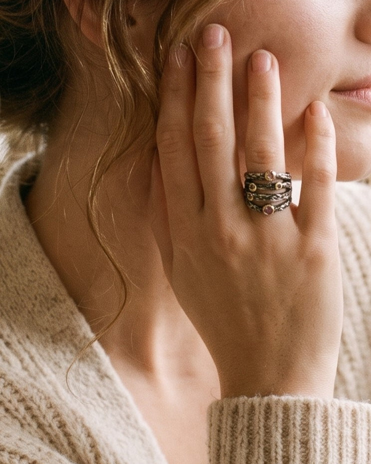 Anillo ancho de plata con gemas Gabriela Styliano