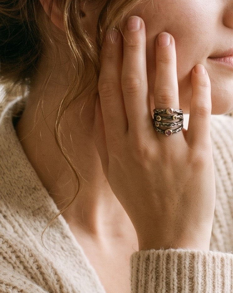 Anillo ancho de plata con gemas Gabriela Styliano