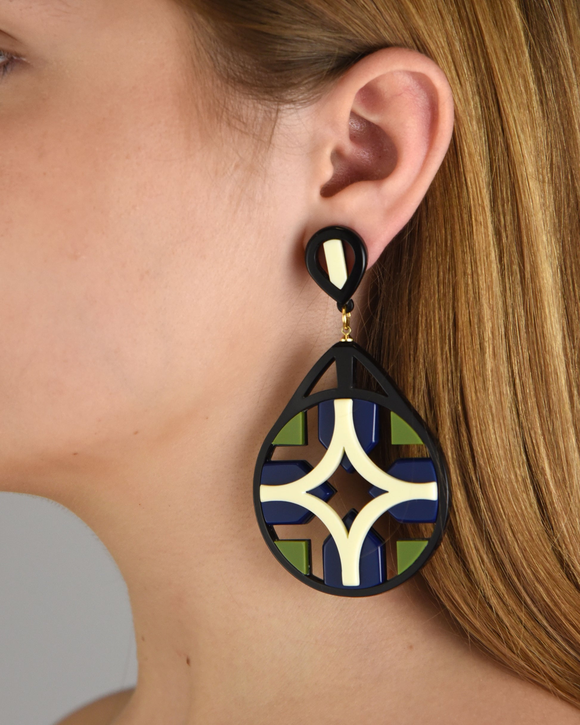 White Lattice Pendant