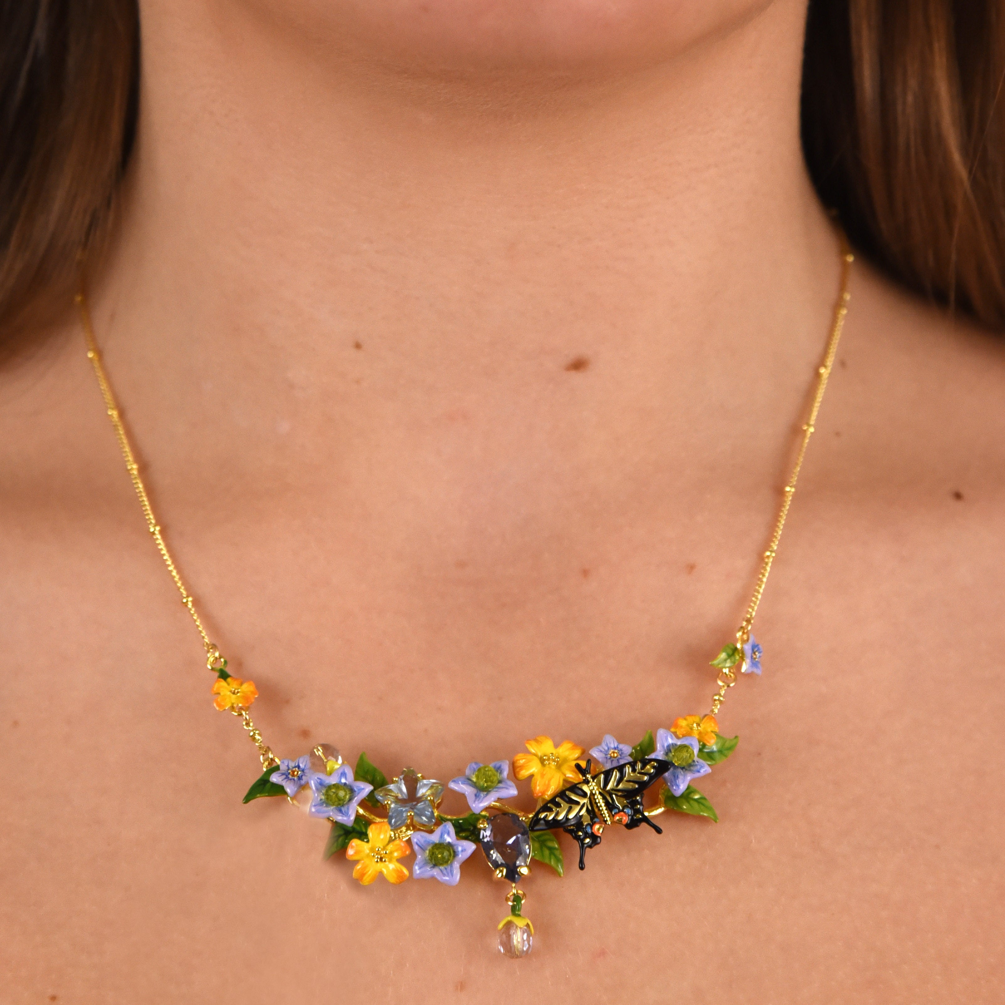 Collar flores y mariposa