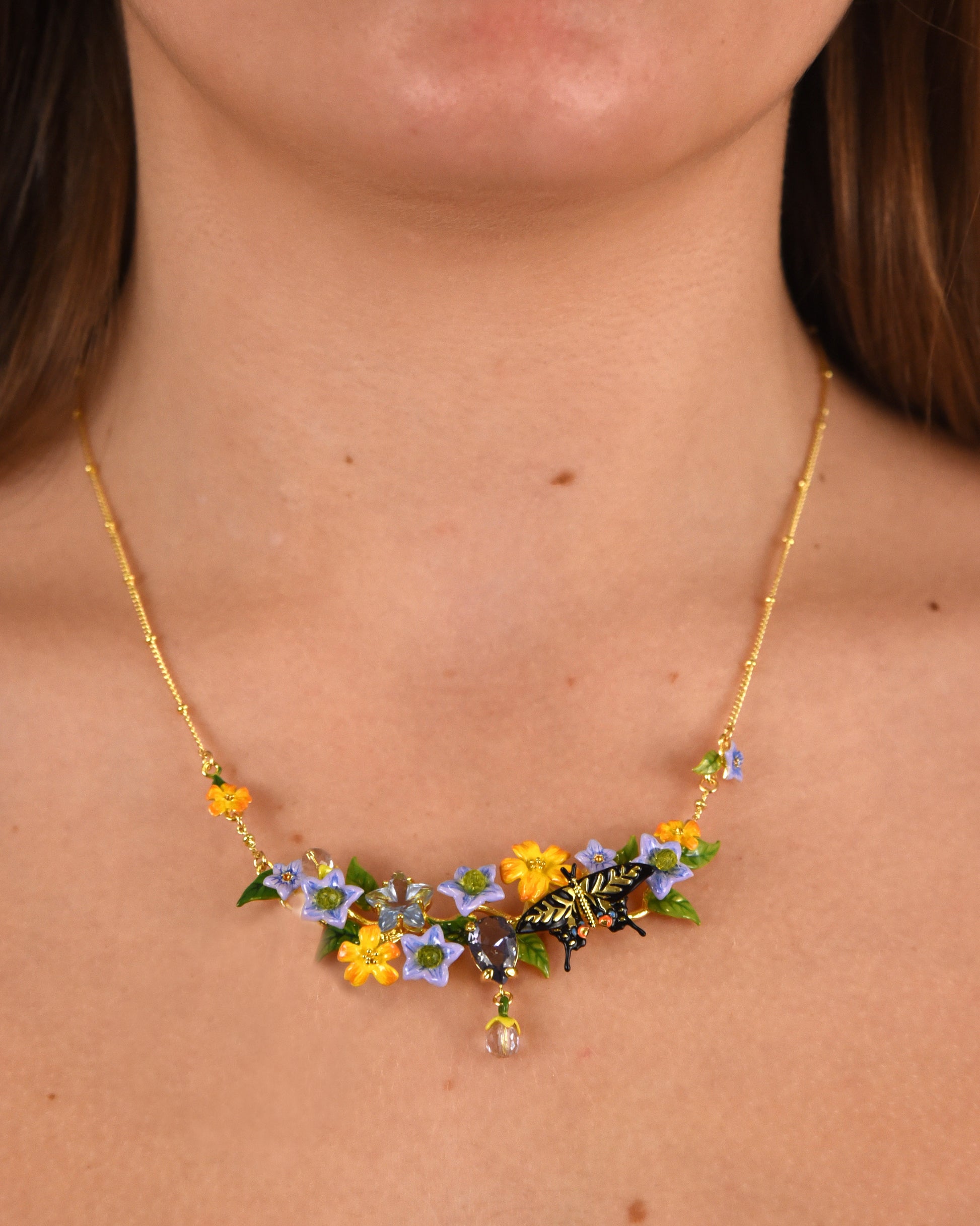 Collar flores y mariposa