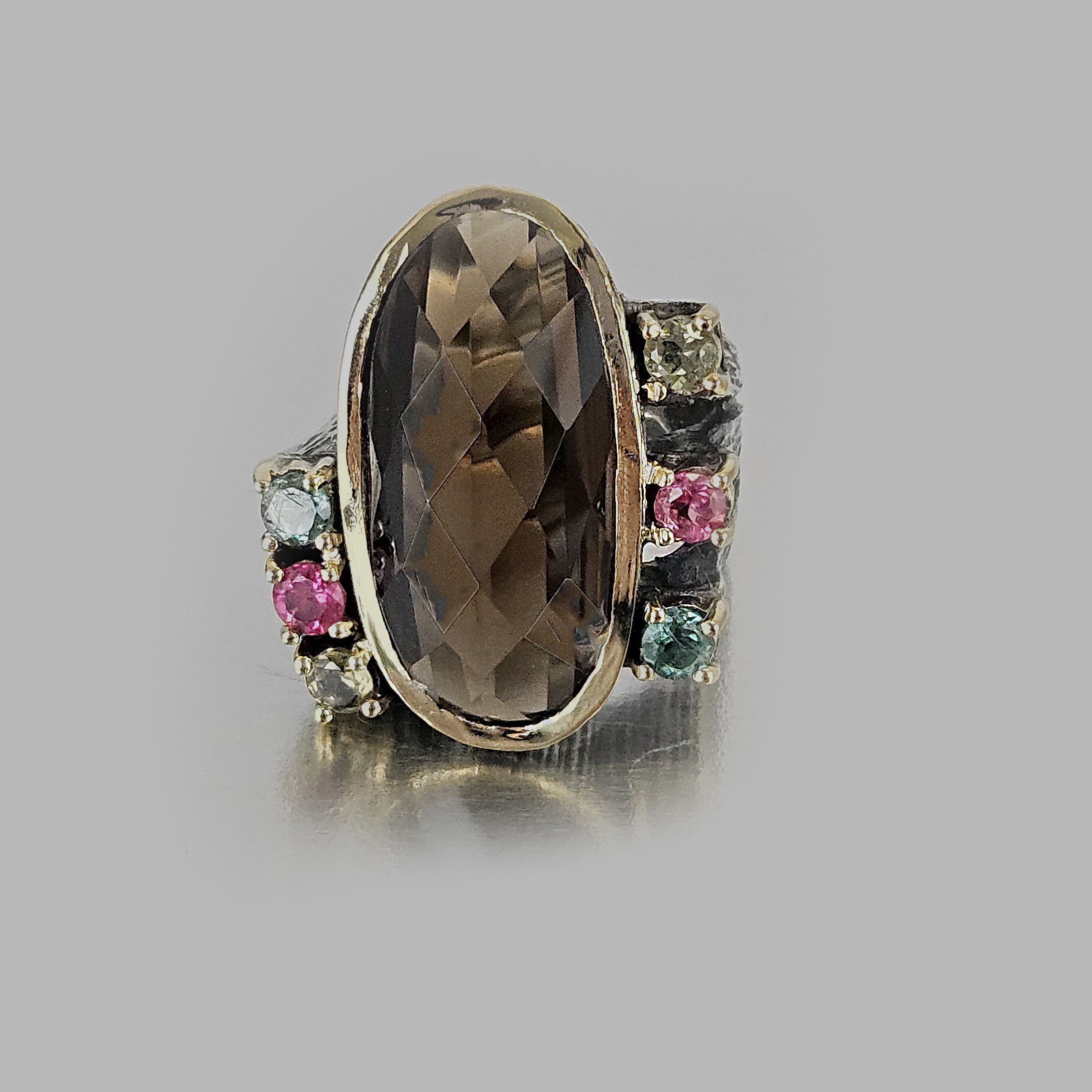 Sortija plata y cuarzo marrón con turmalinas