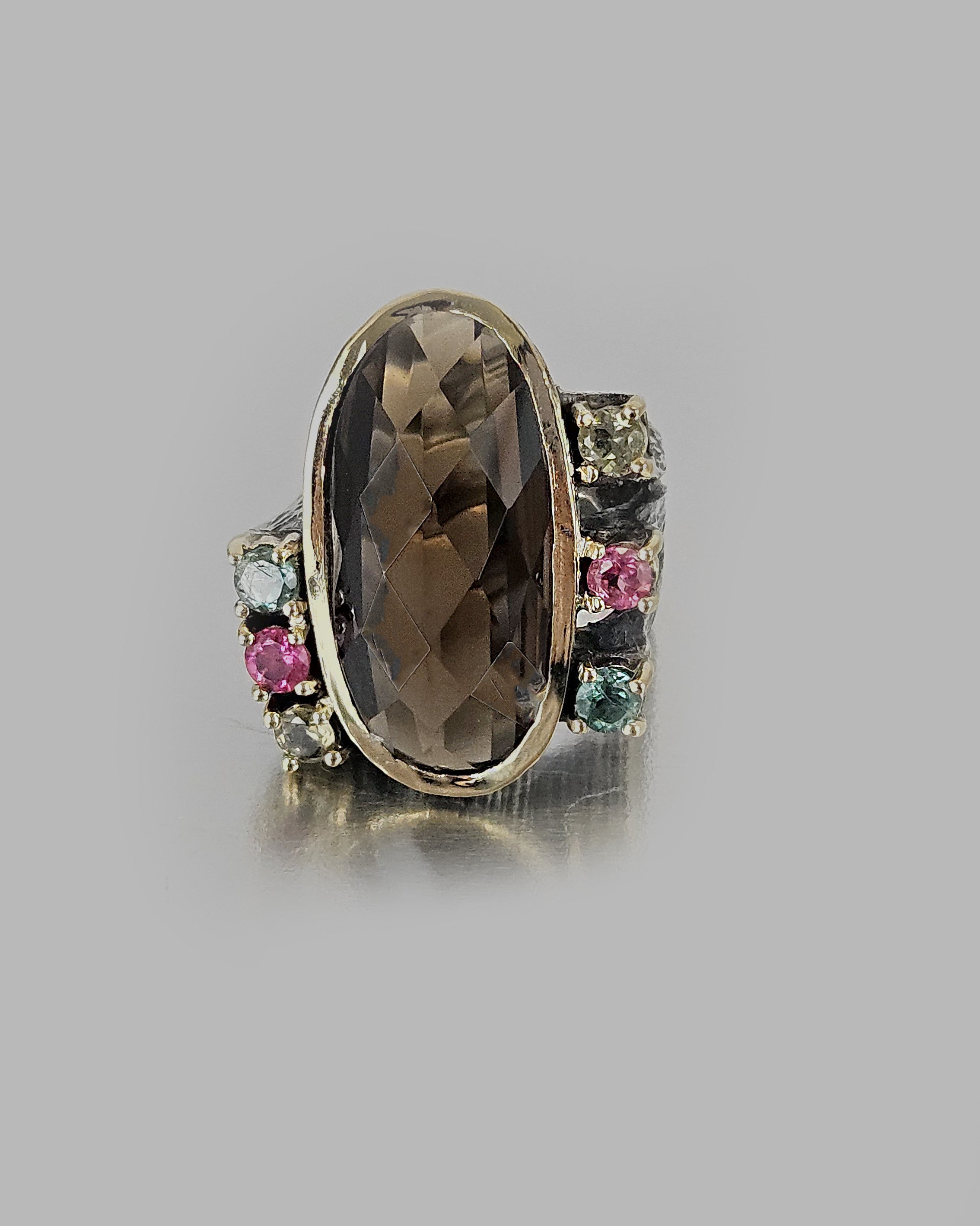 Sortija plata y cuarzo marrón con turmalinas