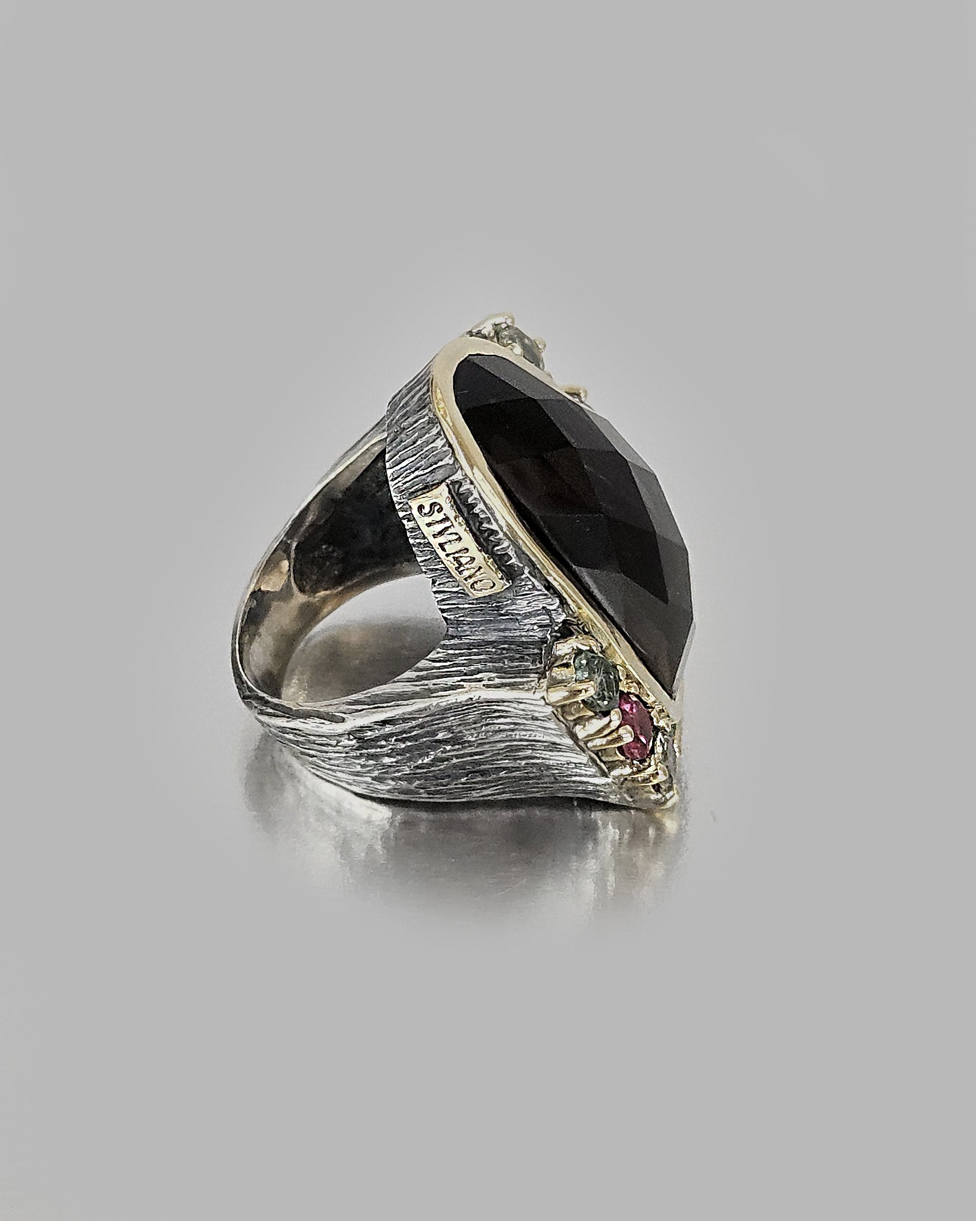 Sortija plata y cuarzo marrón con turmalinas