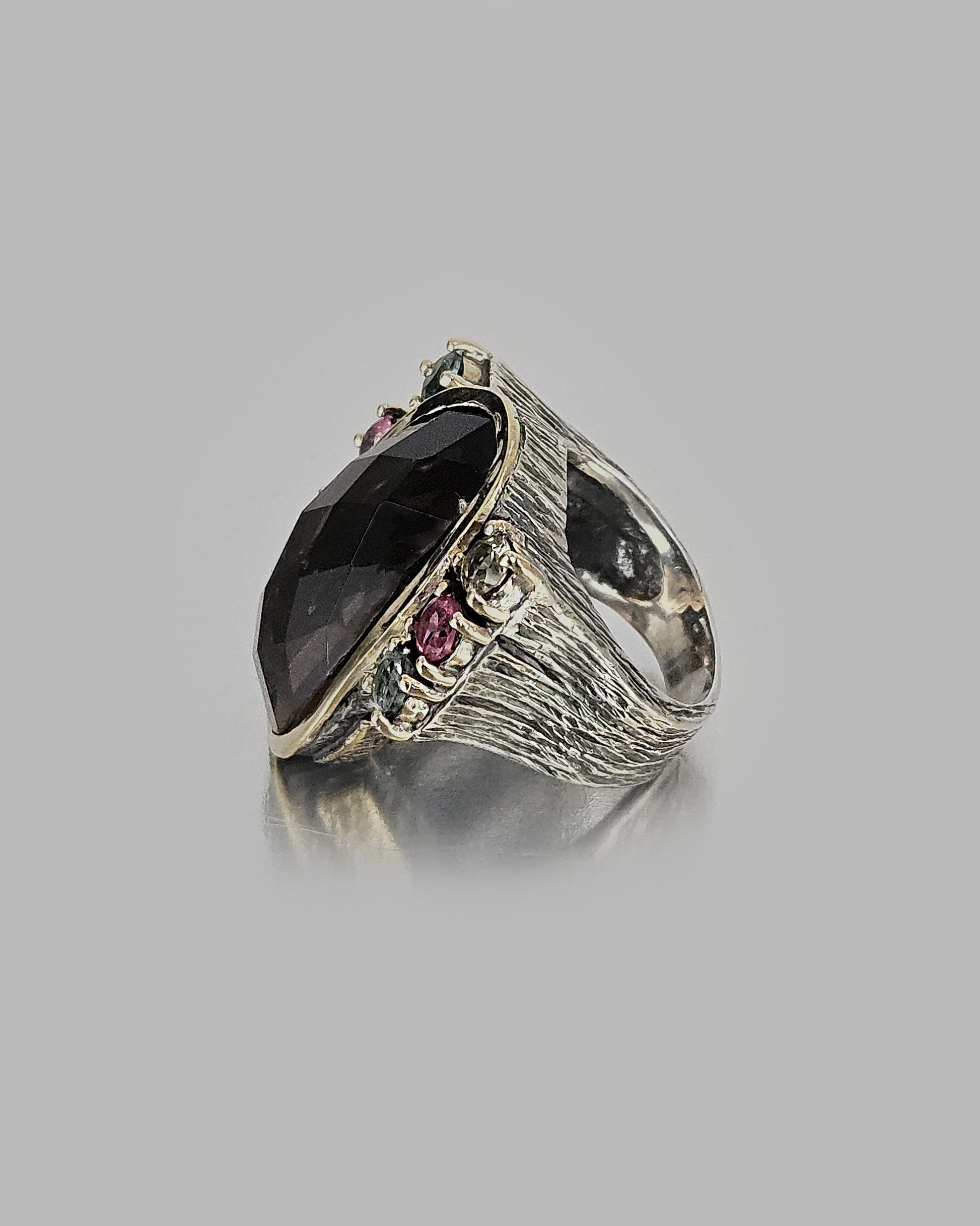 Sortija plata y cuarzo marrón con turmalinas