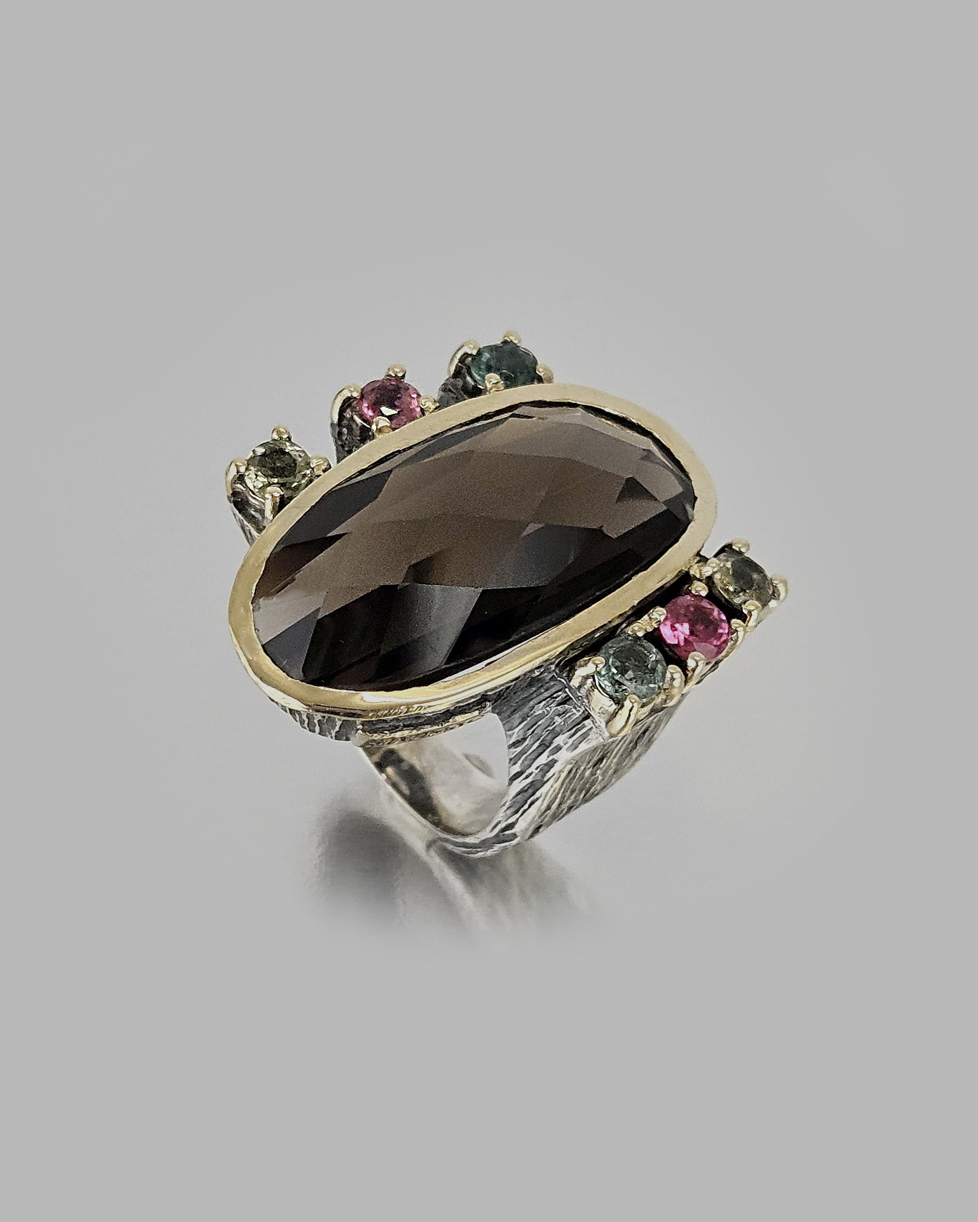 Sortija plata y cuarzo marrón con turmalinas