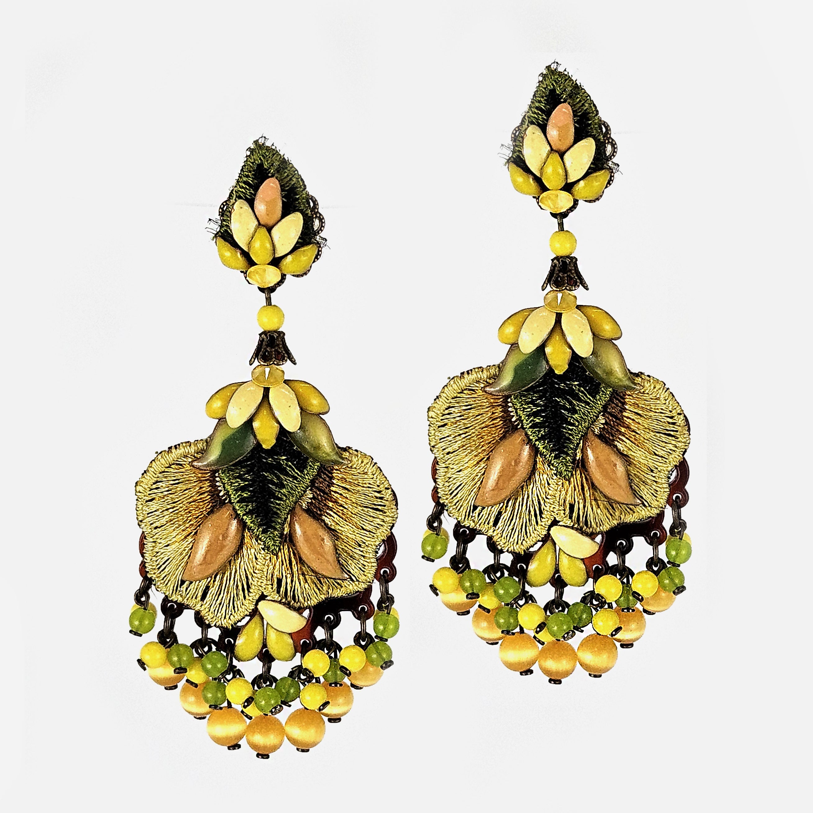 Pareja de pendientes Dublos con bordado de seda en verde y oro, con cascada de cuentas amarillas sobre fondo blanco.
