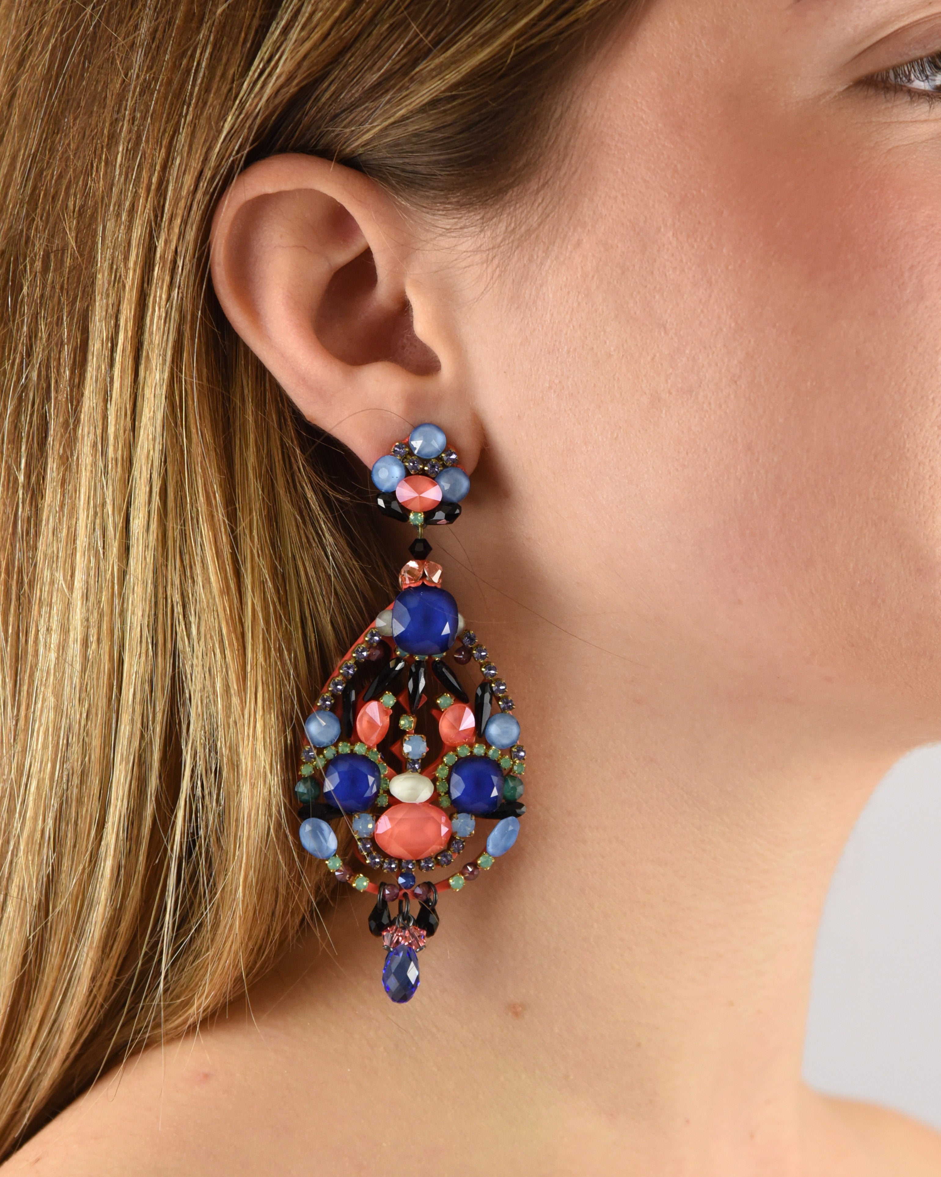 Dublos coral lacquer earrings 