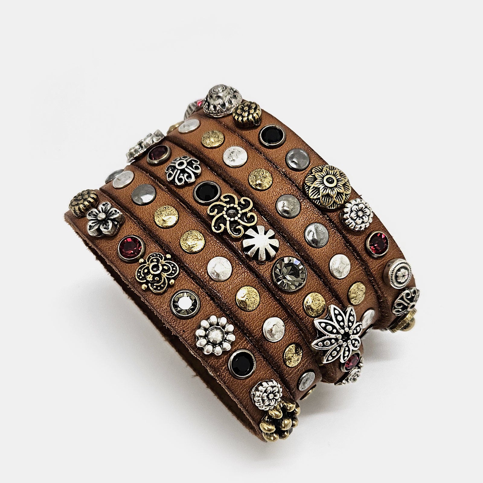 Brazalete piel y tachas camel