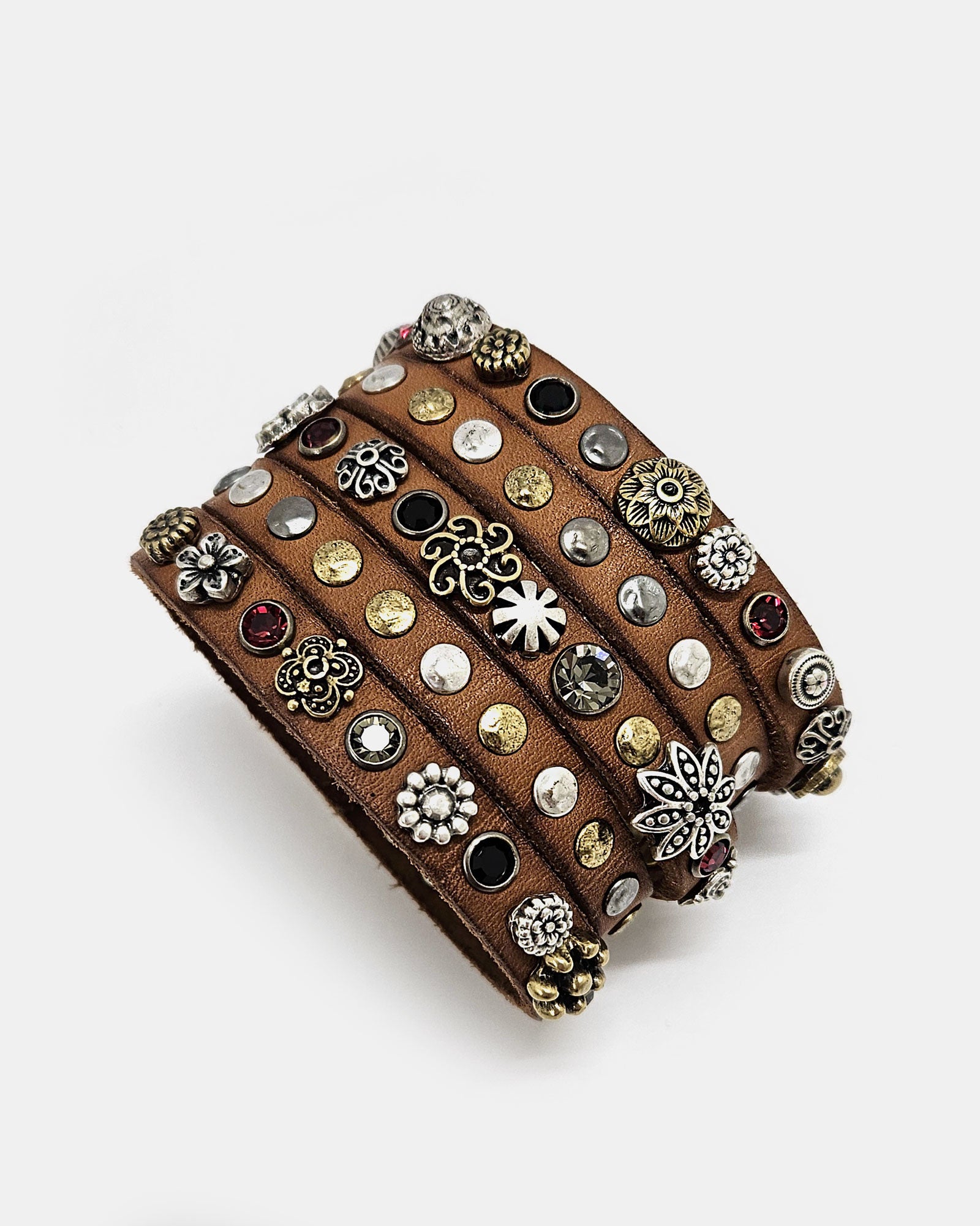 Brazalete piel y tachas camel