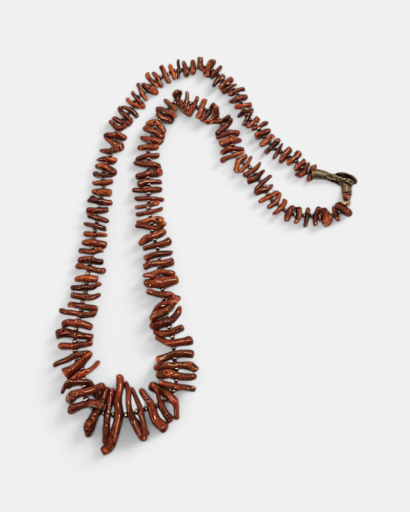 Collar artesanal de Coral Sciacca Flecos y Pirita