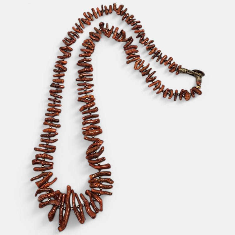 Collar artesanal de Coral Sciacca Flecos y Pirita
