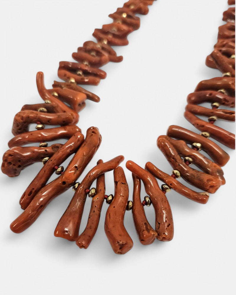 Collar artesanal de Coral Sciacca Flecos y Pirita