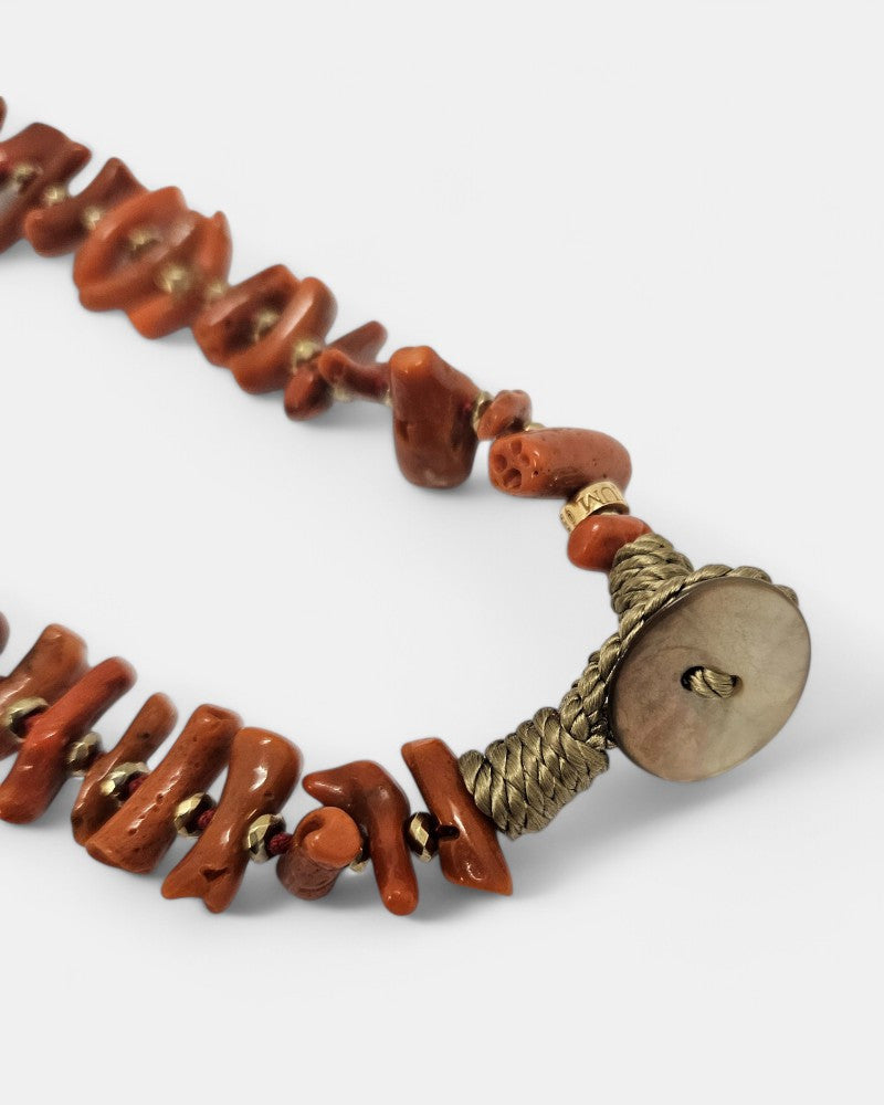Collar artesanal de Coral Sciacca Flecos y Pirita