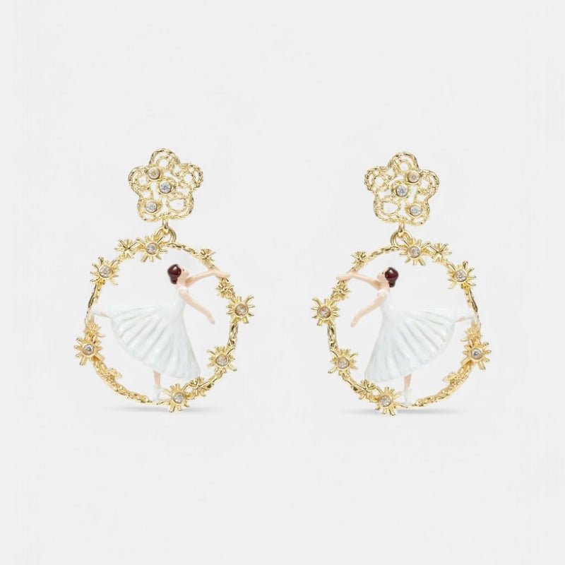 Par de pendientes de botón Les Néréides Pas de Deux con bailarina esmaltada en blanco dentro de un aro floral dorado.