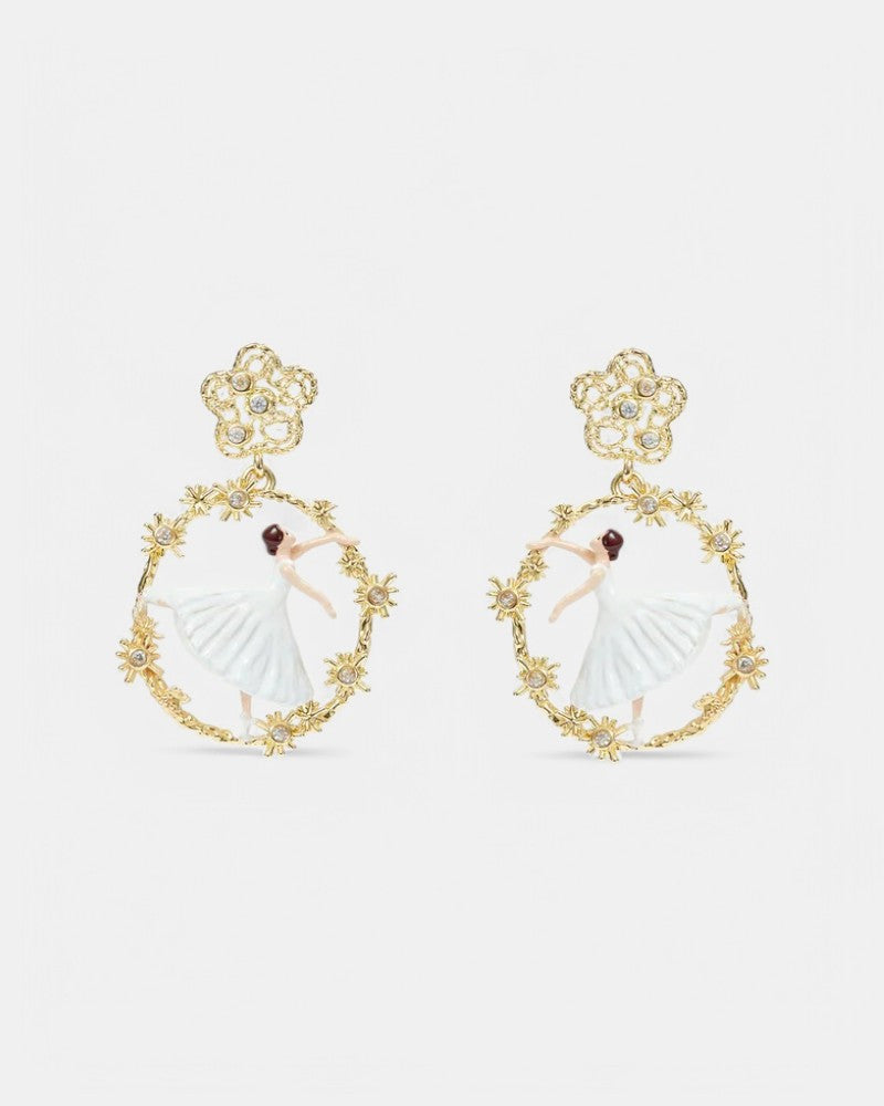 Par de pendientes de botón Les Néréides Pas de Deux con bailarina esmaltada en blanco dentro de un aro floral dorado.