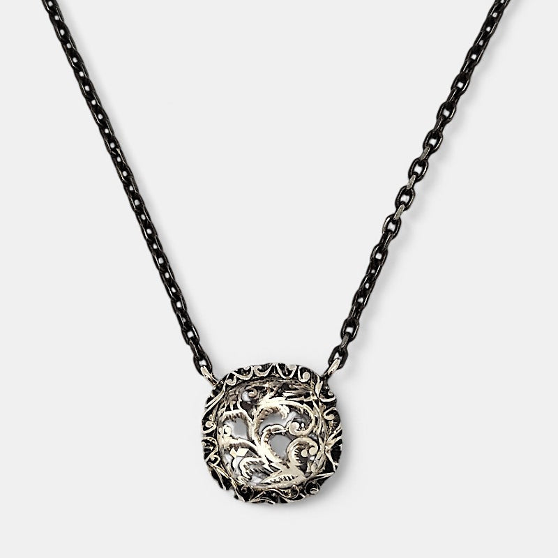 Collar corto plata tallado con cristal de roca