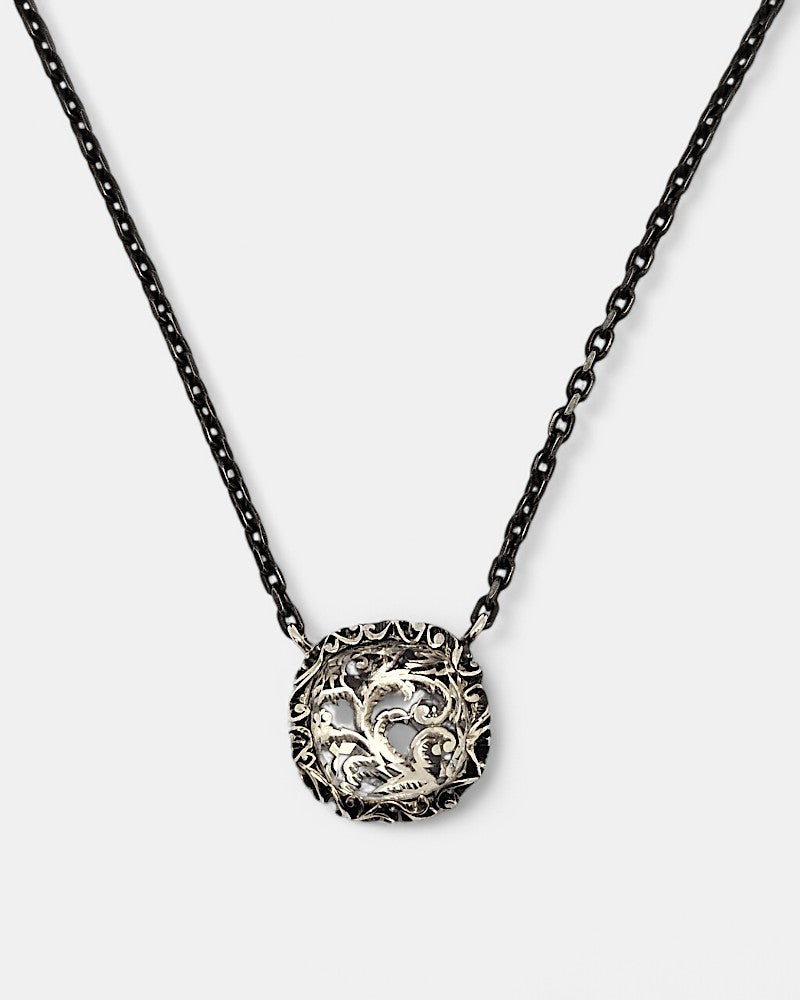 Collar corto plata tallado con cristal de roca