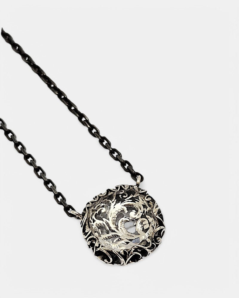 Collar corto plata tallado con cristal de roca