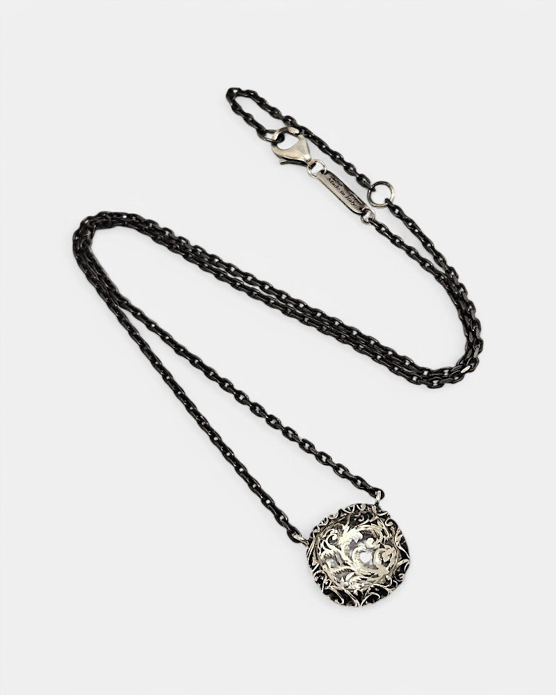 Collar corto plata tallado con cristal de roca