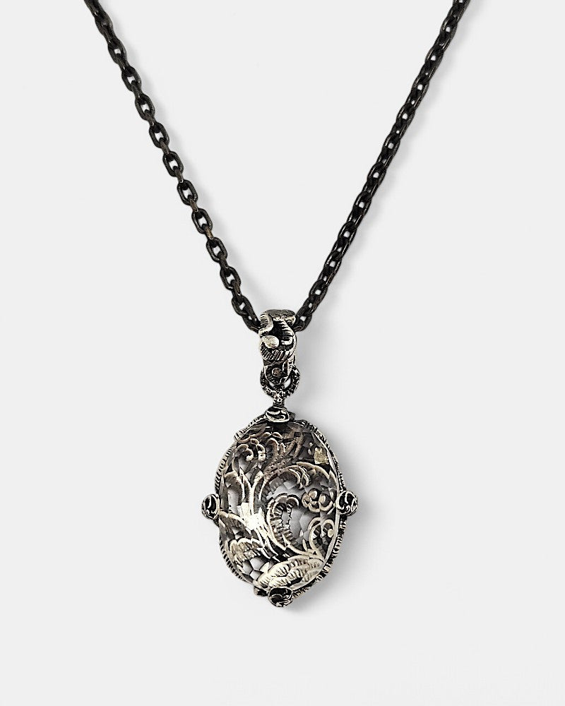 Collar corto plata tallado con cristal de roca