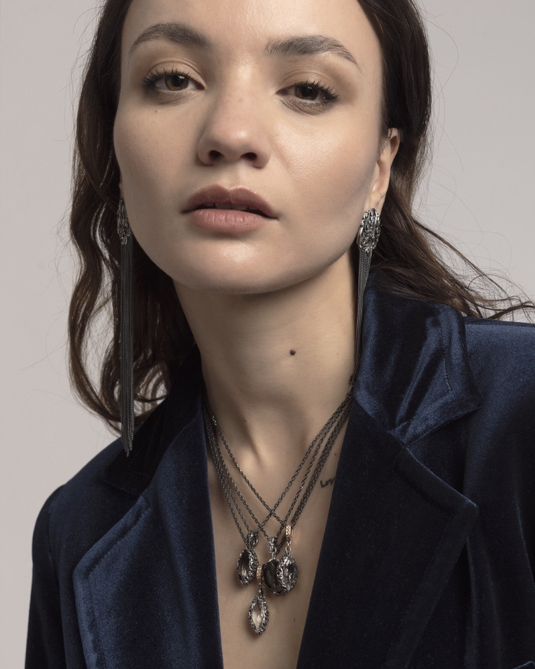 Collar corto plata tallado con cristal de roca