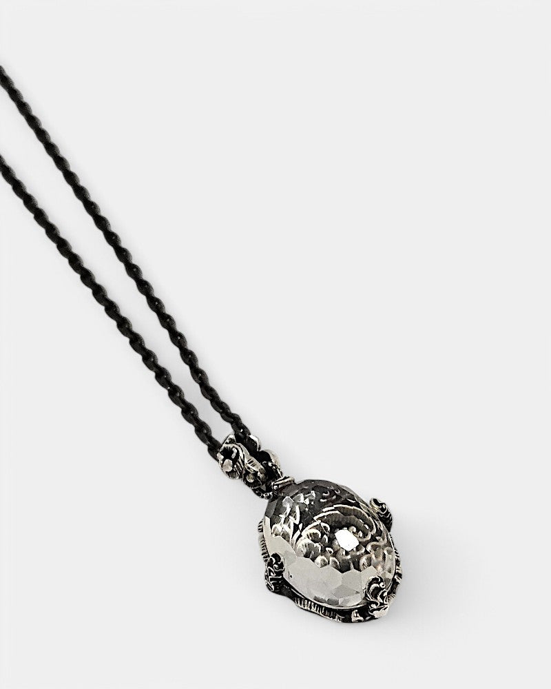 Collar corto plata tallado con cristal de roca