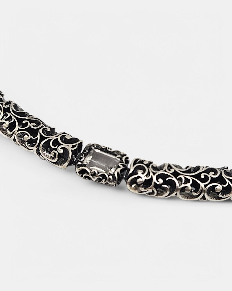 Collar corto plata tallado con cristal de roca