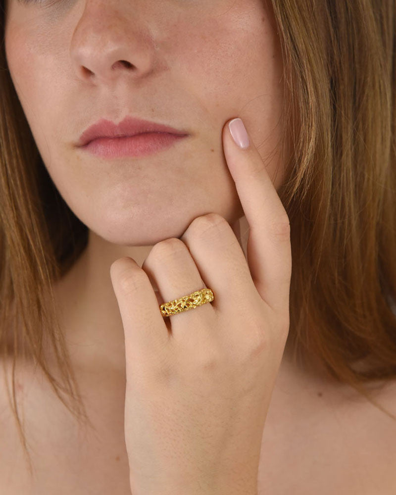 Anillo de plata tallada dorado