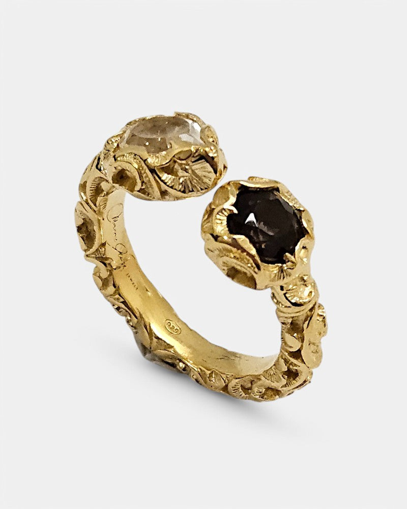 anillo abierto Artemisia de Maria e Luisa Jewels en plata 925 chapada en oro con dos cristales contrapuestos.
