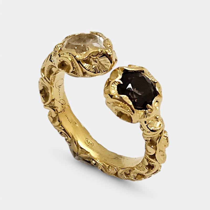 anillo abierto Artemisia de Maria e Luisa Jewels en plata 925 chapada en oro con dos cristales contrapuestos.