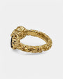 lateral del anillo Artemisia, permitiendo apreciar el grabado rústico del aro y el sello interior de la firma.