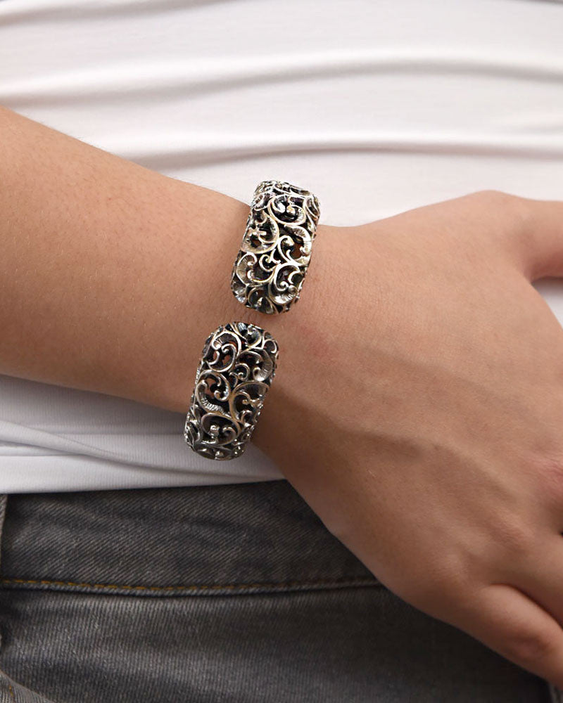 Pulsera de plata tallada ancha