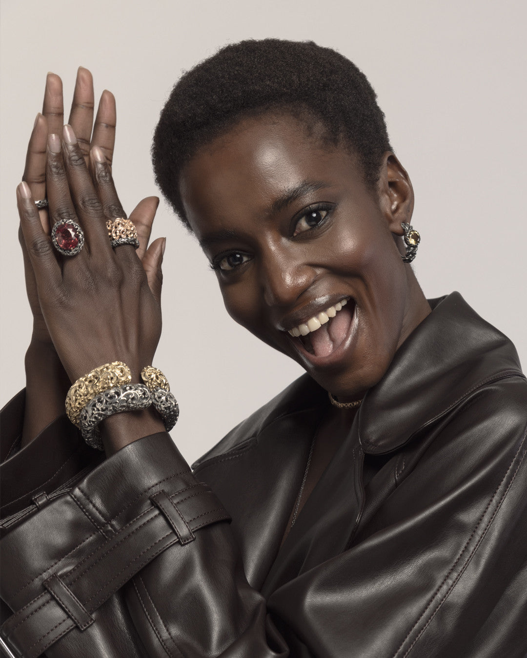 Pulsera de plata tallada ancha